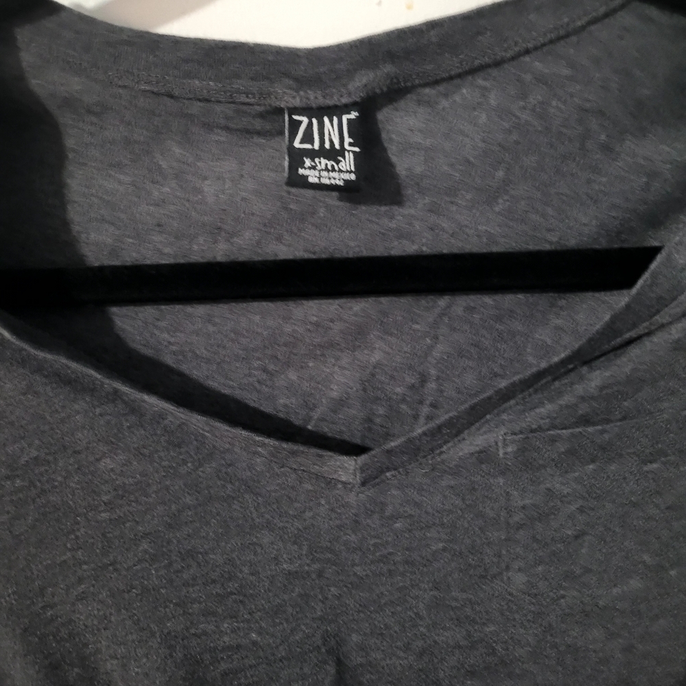 Zine Gray V-Neck Pocket Short Sleeve Tee Women's XS - Picture 3 of 3